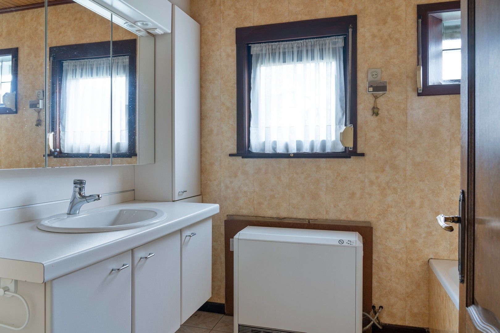 HEEL RUSTIG GELEGEN - TE RENOVEREN - WOONHUIS MET 4 SLPK, TUIN EN TUINBERGING foto 17