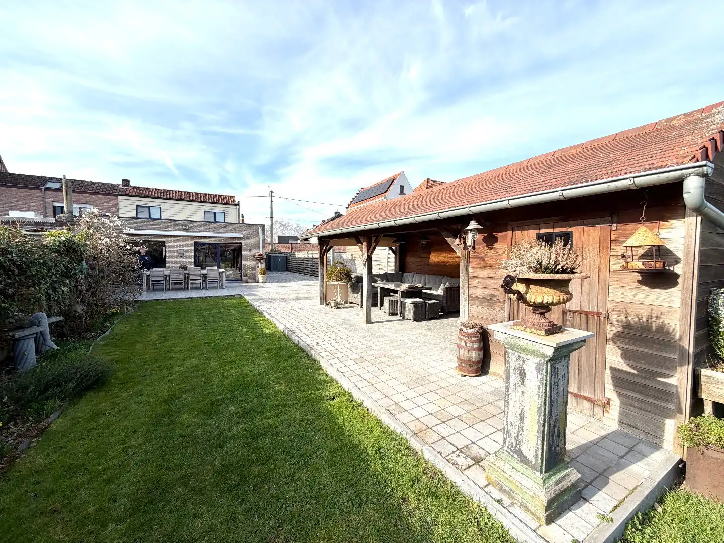 Instapklaar wonen? Ontdek deze woning met 4 slaapkamers, poolhouse en nieuwe badkamer. foto {{pictureIndex}}