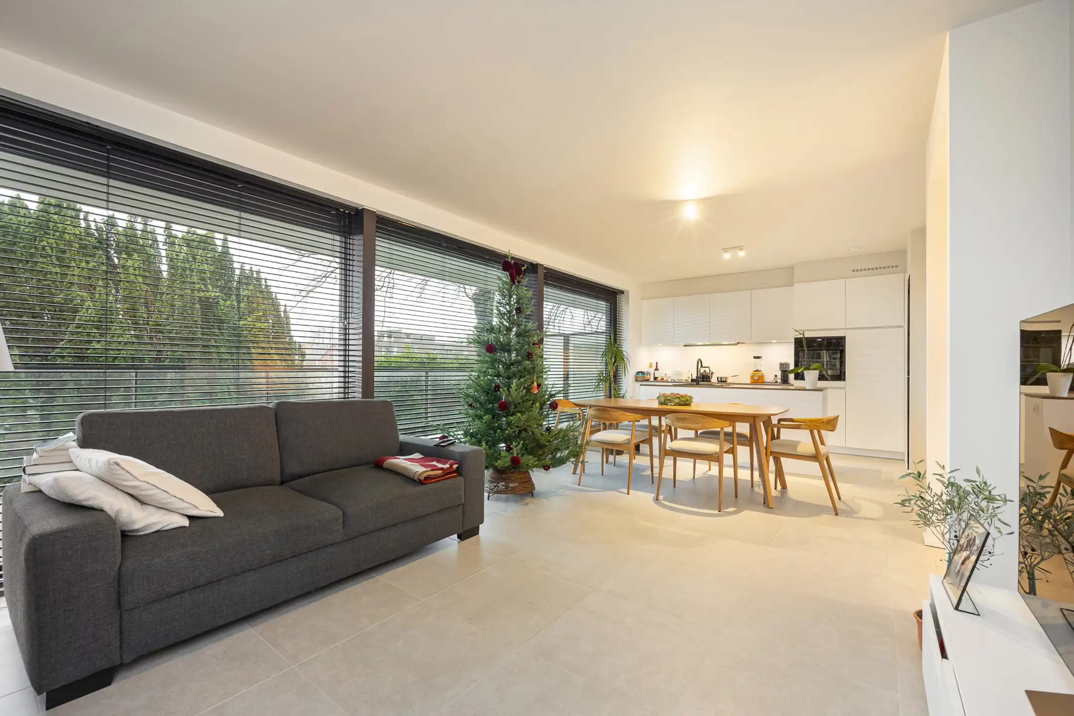 Nieuwbouw met terras van 50m2 inclusief autostaanplaats foto {{pictureIndex}}