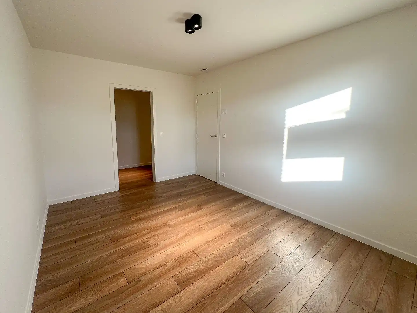 Halfopen woning met 3 slaapkamers en landelijk verzicht! foto 10