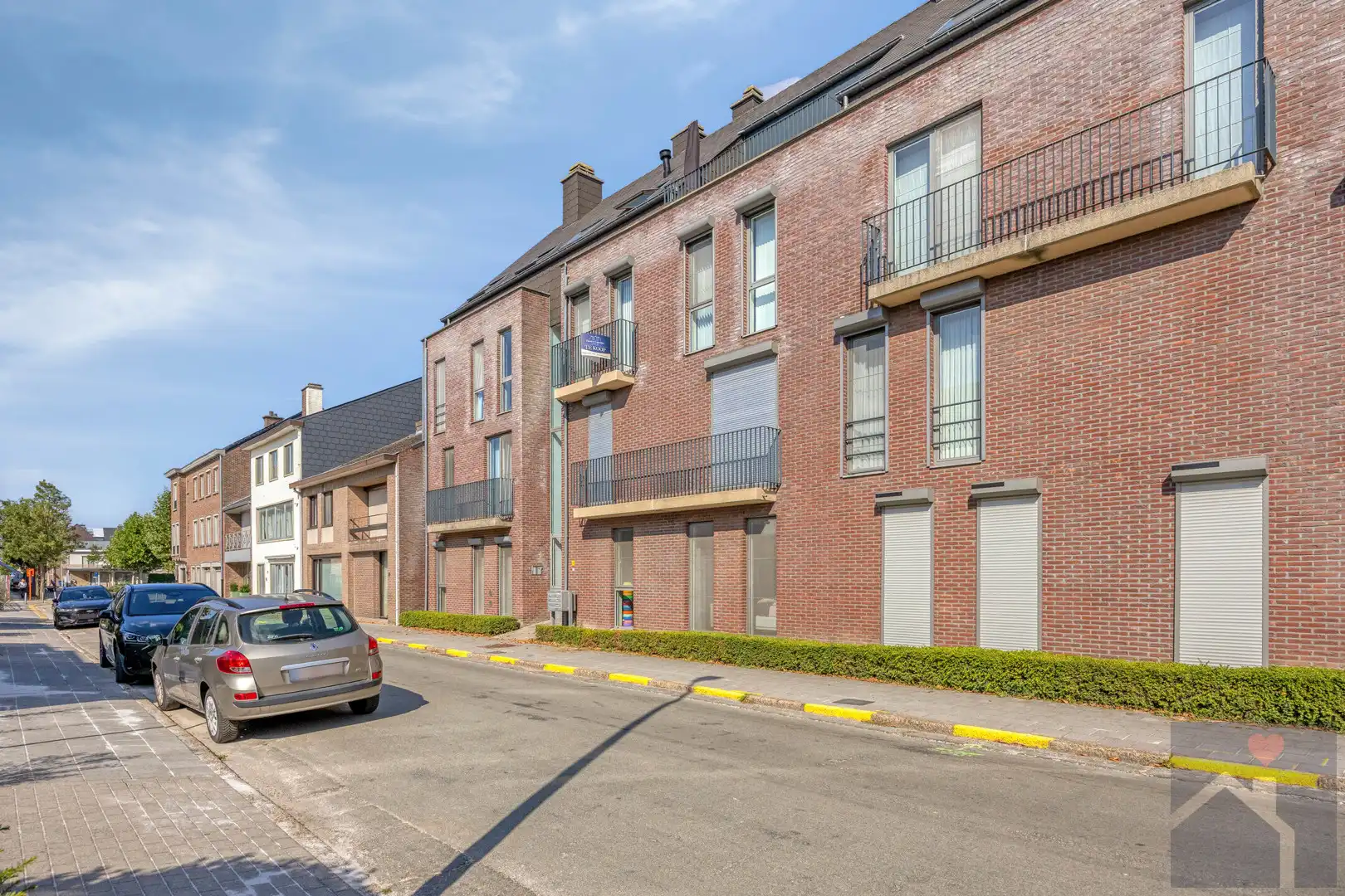 Instapklaar 2-slaapkamerappartement met terras, parking & berging in centrum Overpelt foto 24