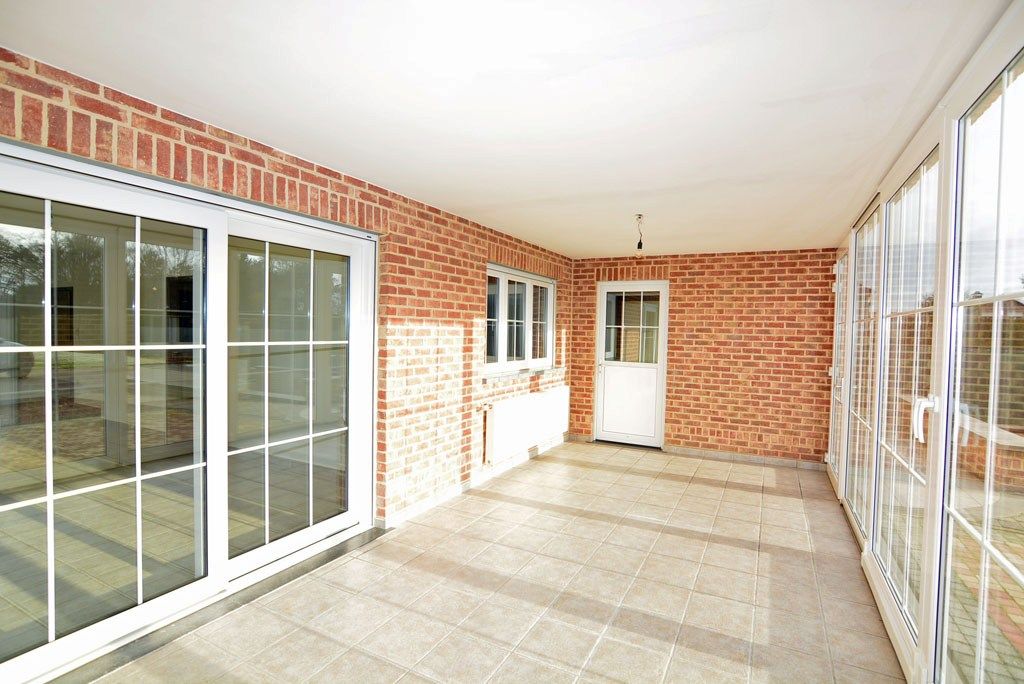 Vrijstaande woning met 4 slpks. en 2 bdks. op een perceel van 12a38ca. foto 12