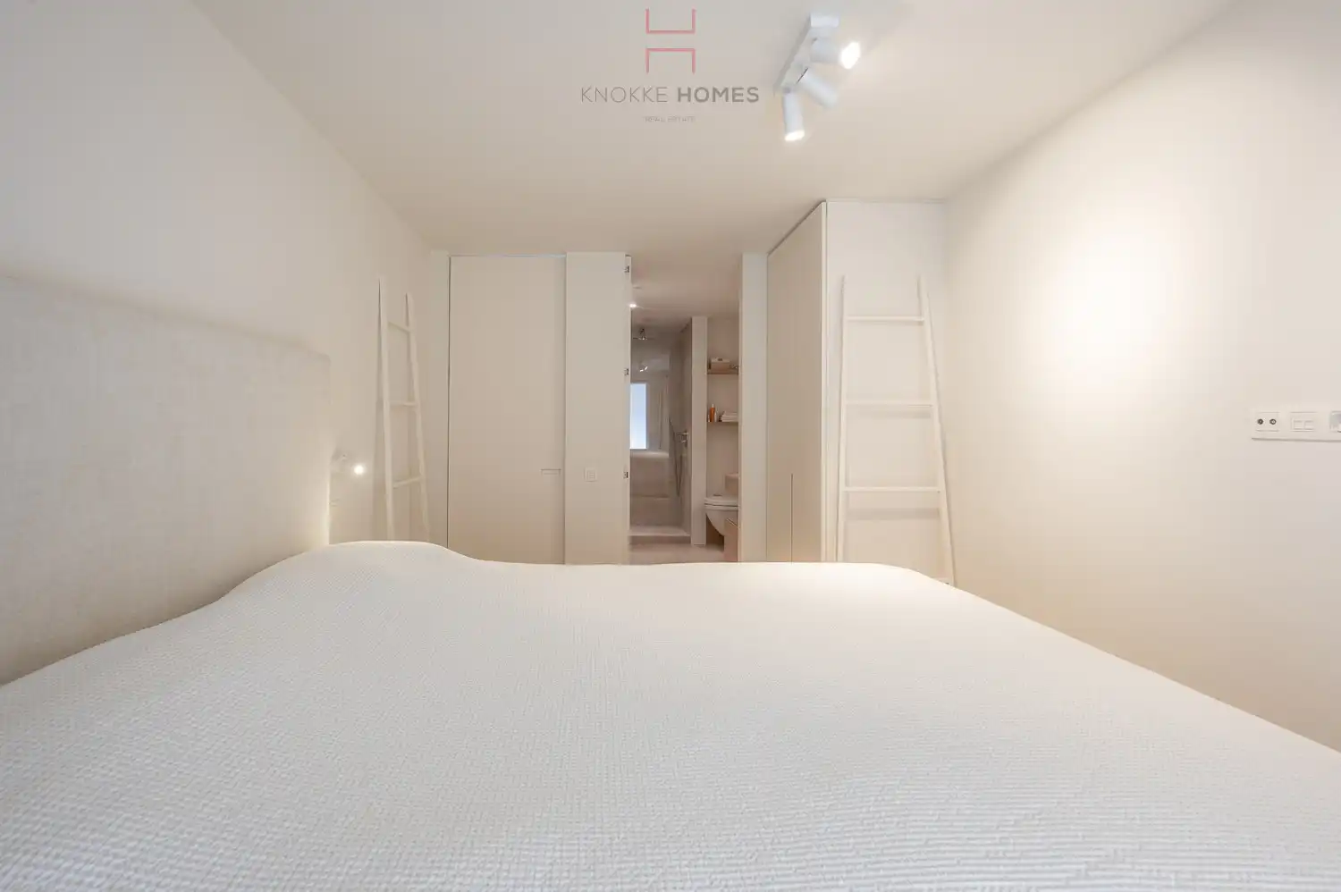 Prachtig gerenoveerd appartement met frontaal zeezicht in Duinbergen foto 11