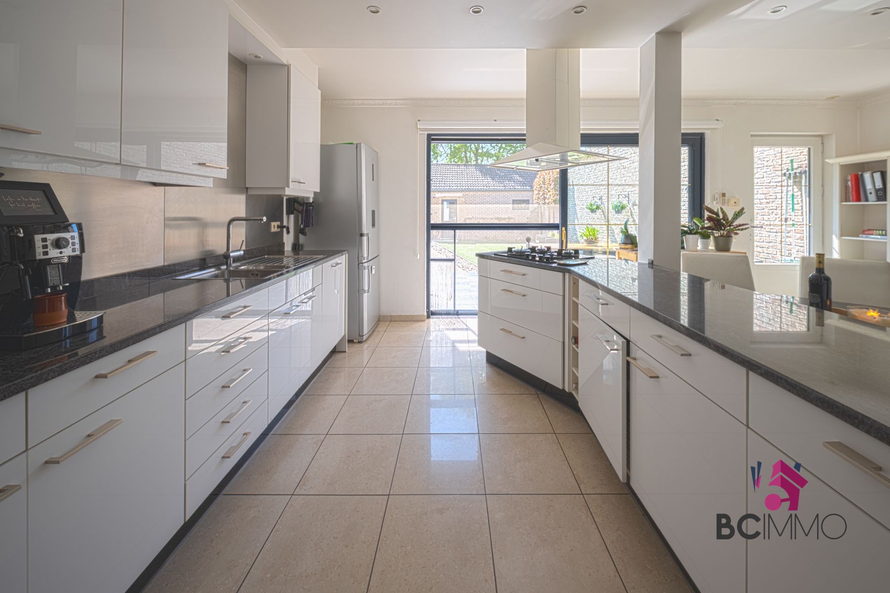 Instapklaar gelijkvloers appartement met tuin, dubbele garage en staanplaatsen te Genk foto 4