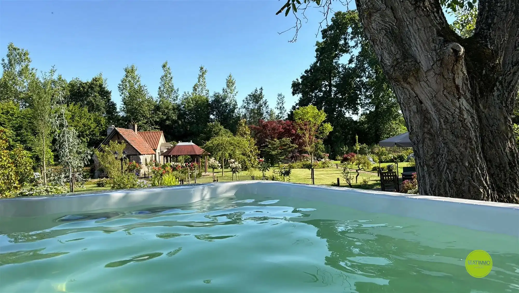 Luxueus gerenoveerde woning met groot stuk grond  foto 58