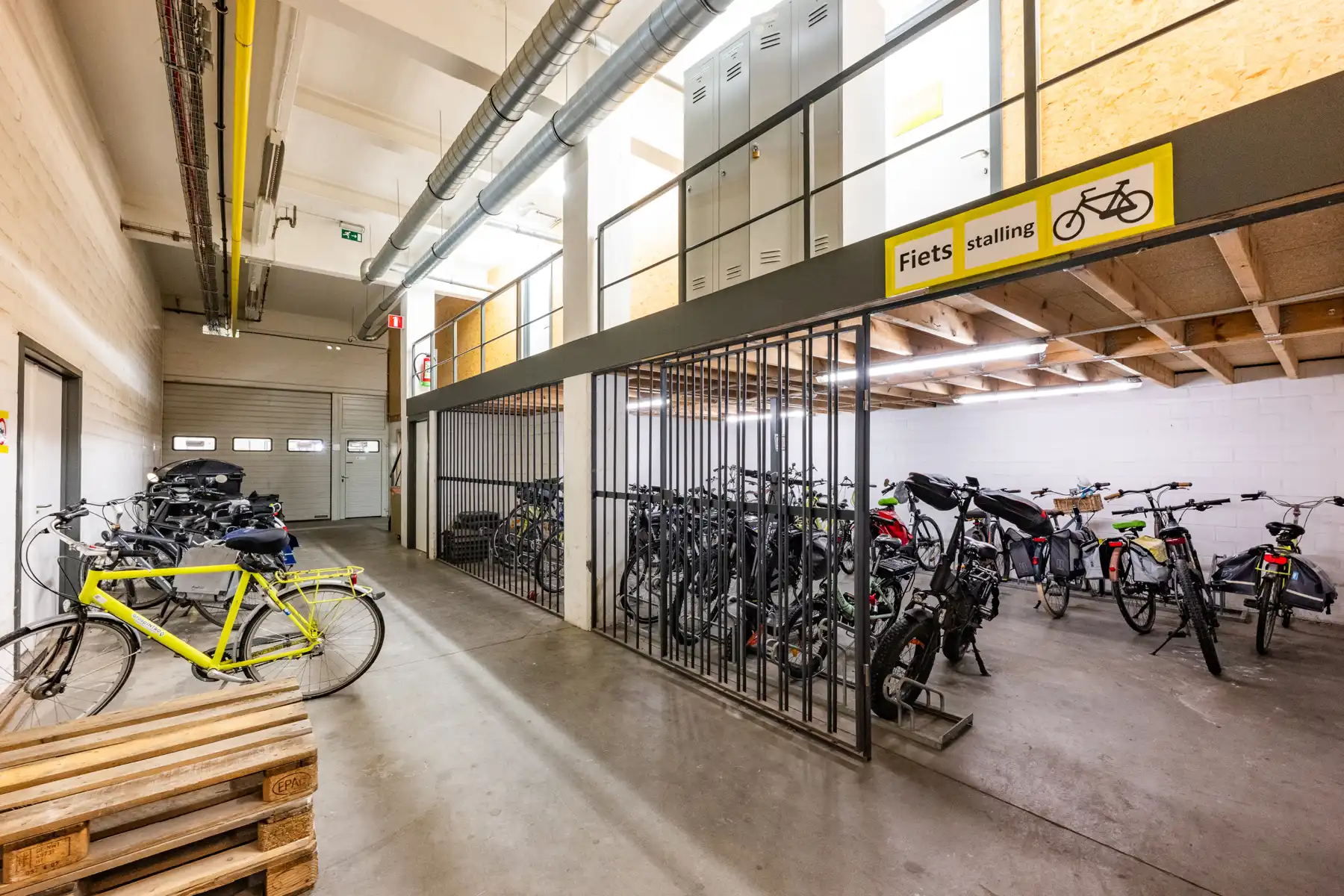 Ruim en veelzijdig bedrijfspand met parking en opslag foto 10