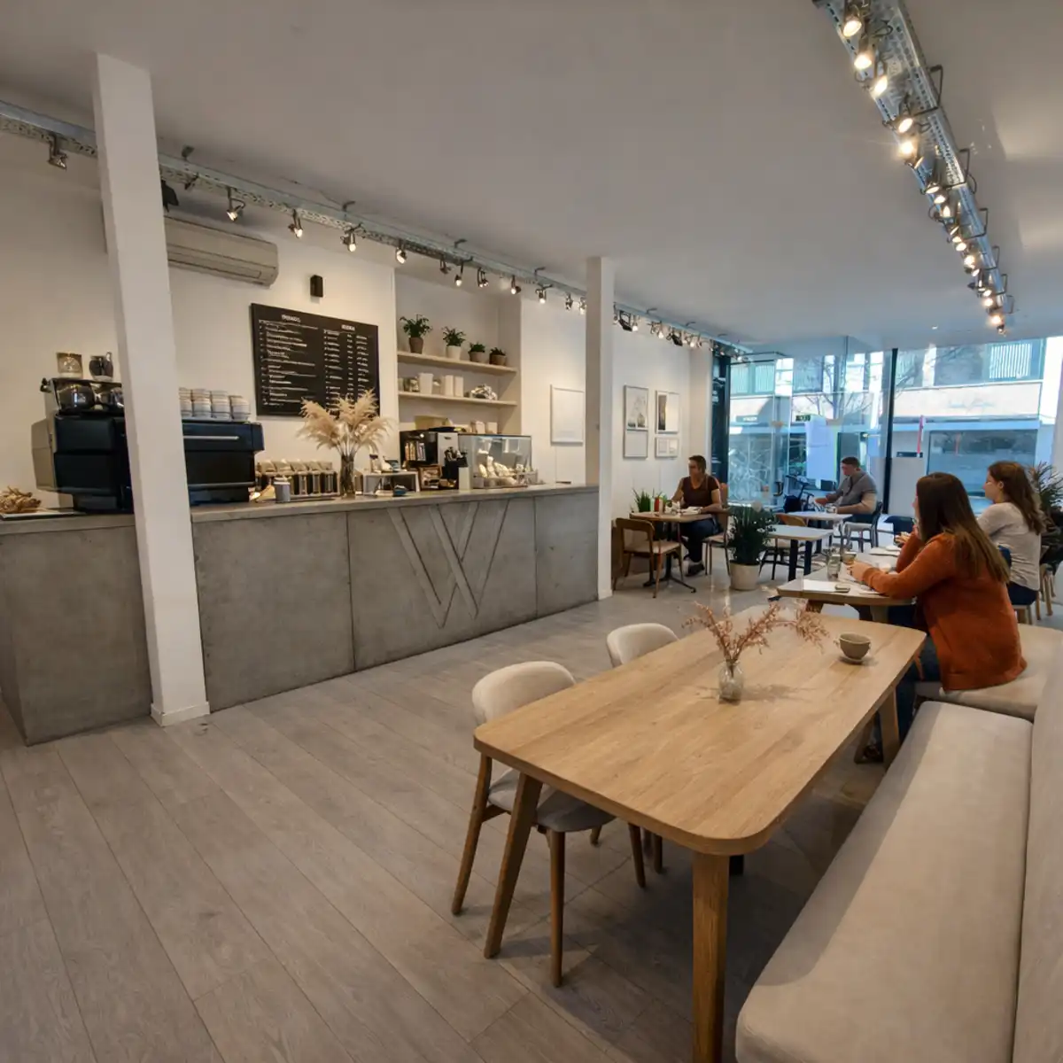 Handelspand met etalage op topligging in Turnhout foto 8