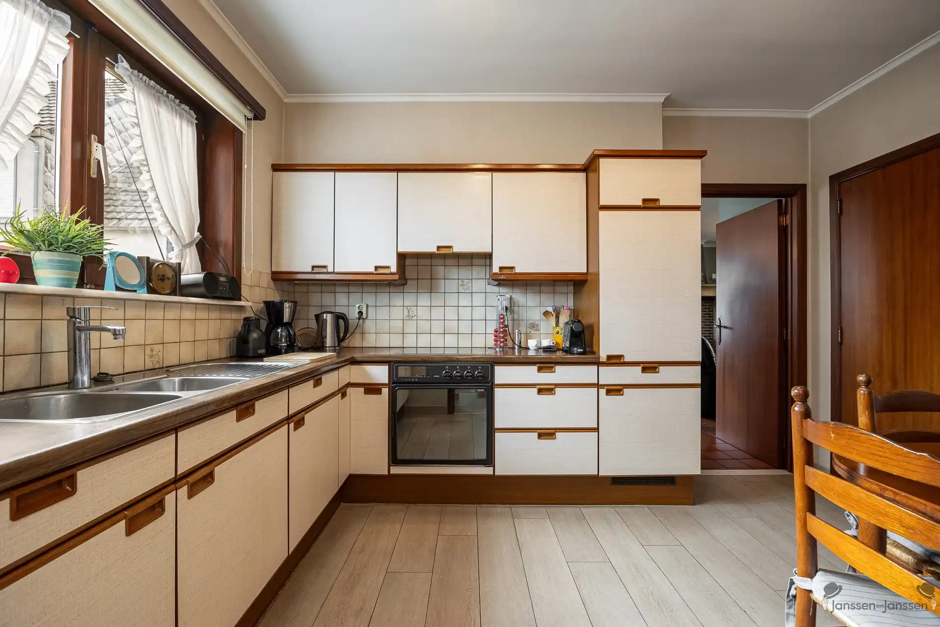 Verzorgde woning met grote tuin foto 18