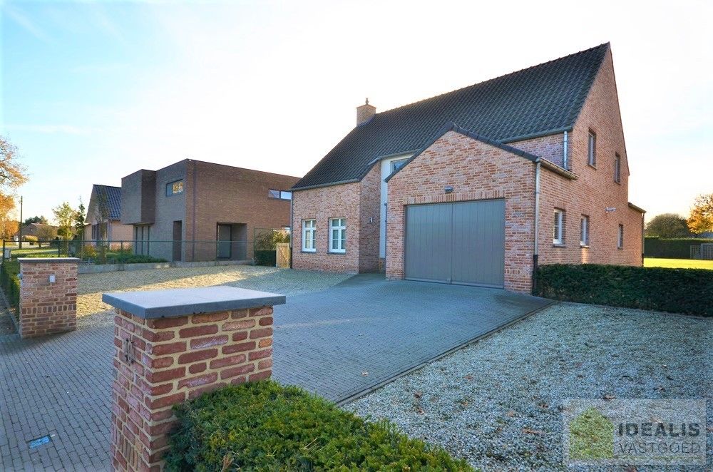 LUXUEUS AFGEWERKTE VILLA IN ZEER GOEDE STAAT! Deze ruime woning omvat o.a. een grote leefruimte, ruime keuken met bergplaats, wasplaats, 3 slaapkamers, ruime badkamer, inpandige garage en bergzolder! De villa is gelegen op een perceel met een opp. +/-13a dat volledig is aangelegd en omheind! Zeer geschikt voor kandidaten op zoek naar een rustig, doch centraal gelegen instapklare woning. foto 3