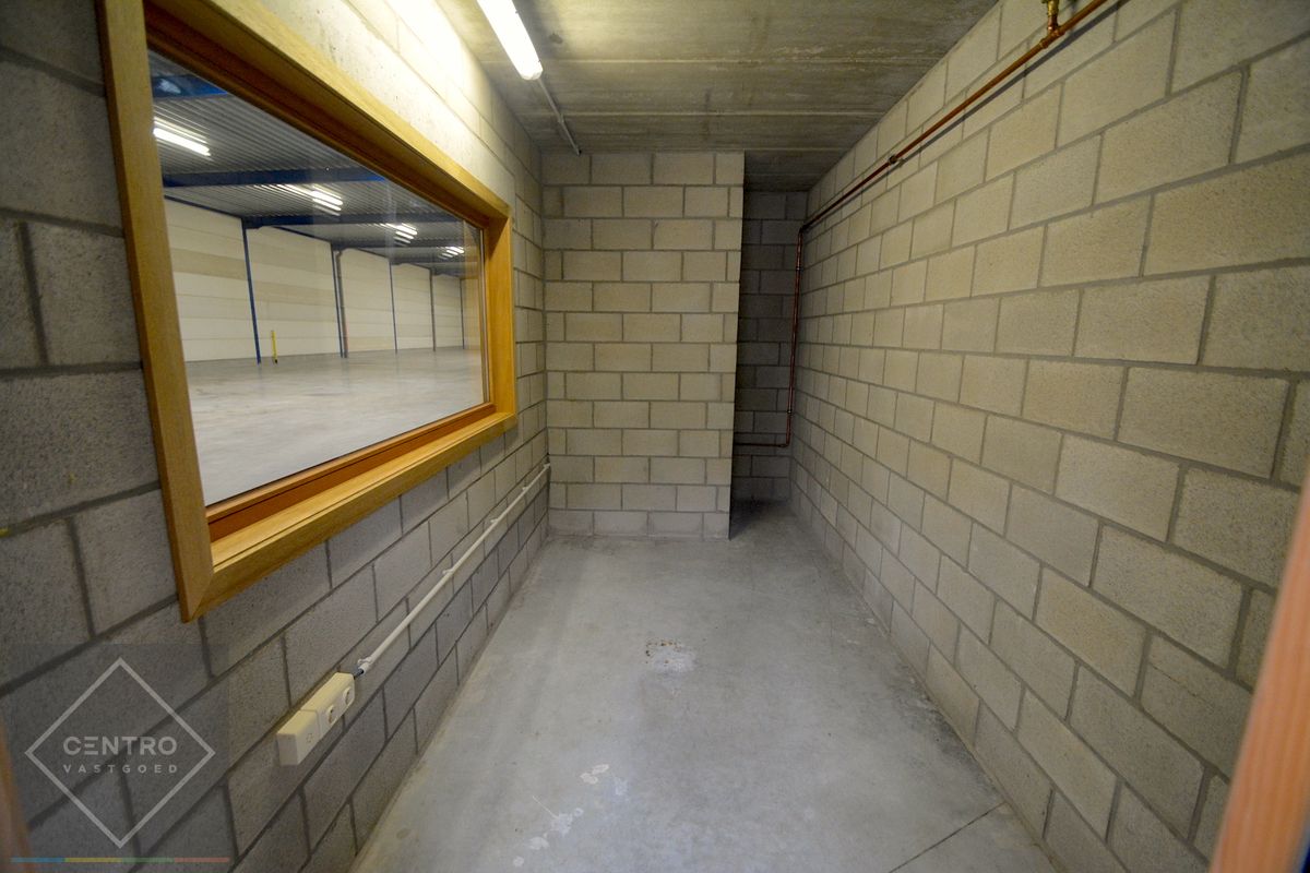 Instapklaar MAGAZIJN (980m2) met geïntegreerde KANTOORRUIMTE en toilet op ambachtelijke zone te Oostkamp foto 8