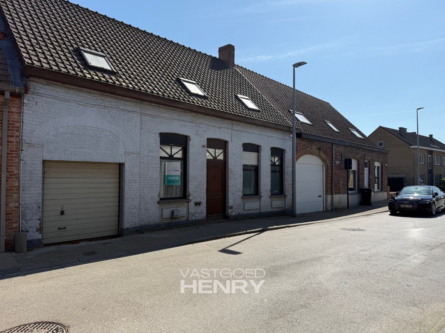 Verder af te werken vier slaapkamer woning met tuin en garage  foto {{pictureIndex}}