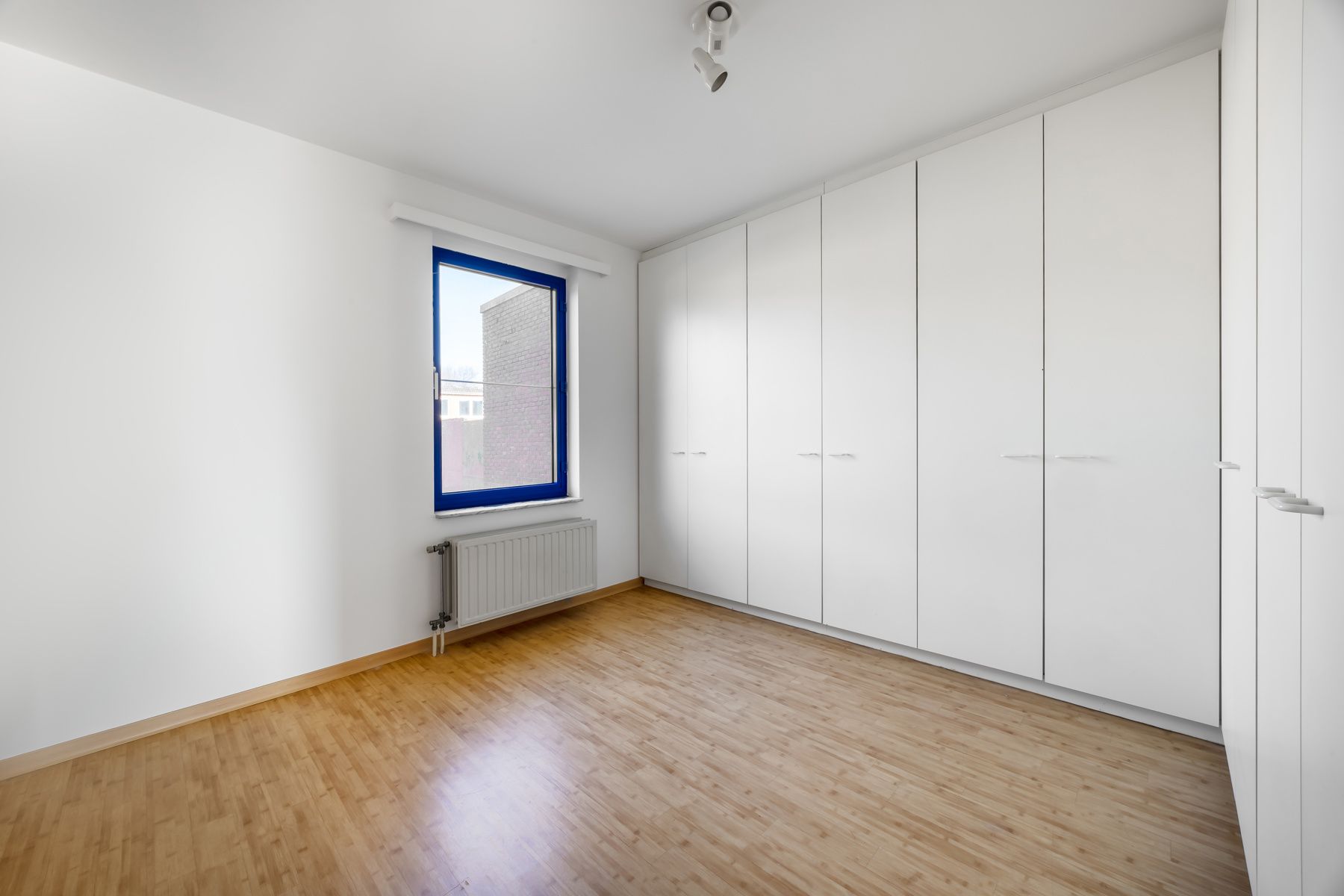 Handelszaak, twee appartementen en garageboxen foto 23