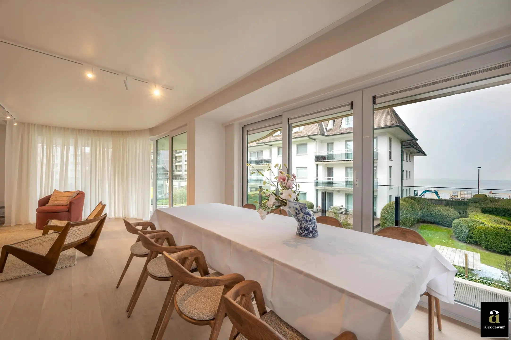 Uitstekend gelegen en stijlvol gerenoveerd appartement met goed zeezicht in villaresidentie [Kustlaan - Knokke Zoute]. foto 11