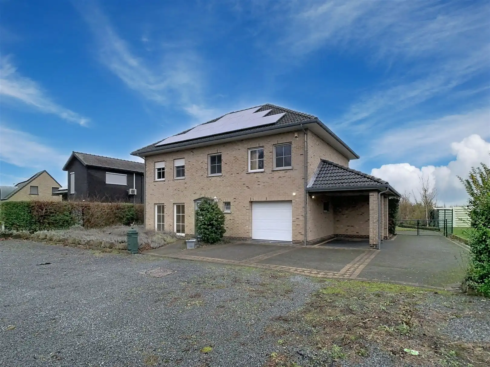 RUIME VILLA MET 4 SLPK EN MOOIE TUIN foto 2