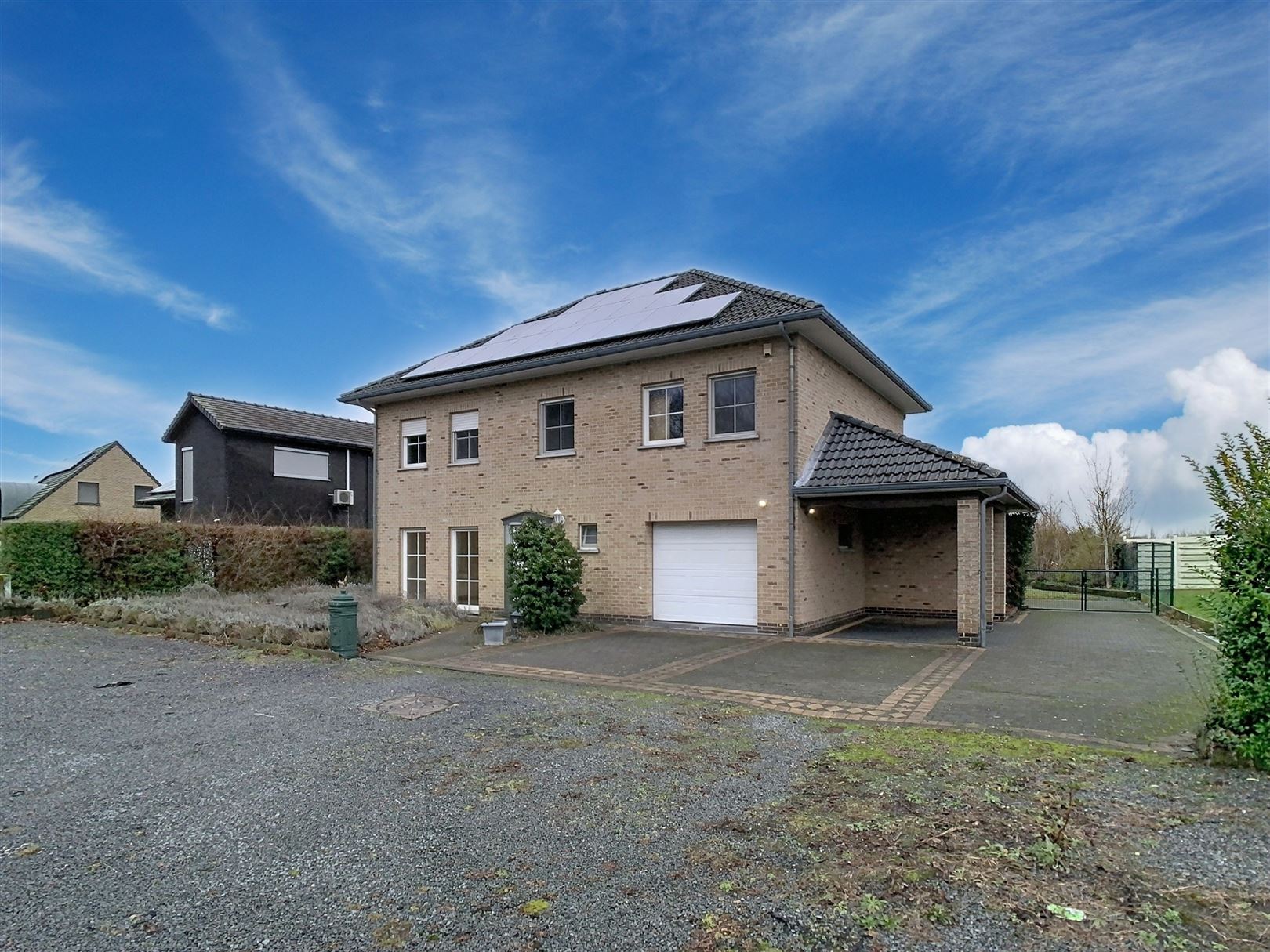 RUIME VILLA MET 4 SLPK EN MOOIE TUIN foto 2