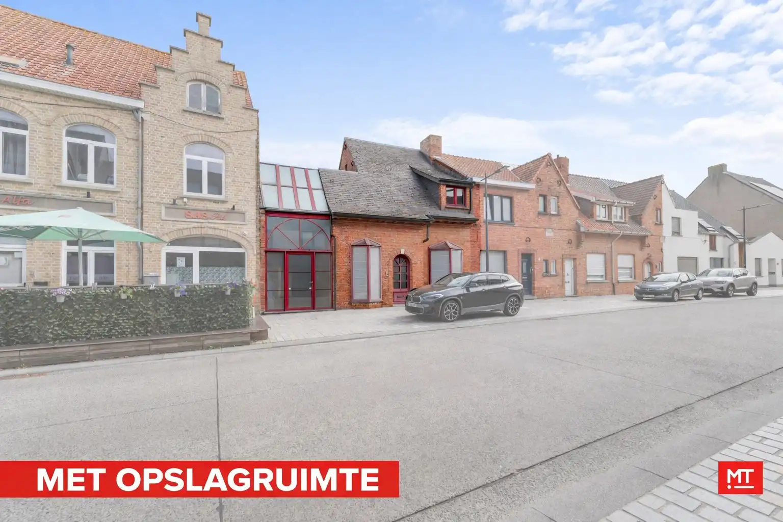 Hoofdfoto van de publicatie: Bijzonder ruime woning met opslagruimte, dubbele garage en uitweg in centrum Langemark