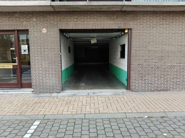Zeer makkelijk in te rijden garage op het gelijkvloers foto 6