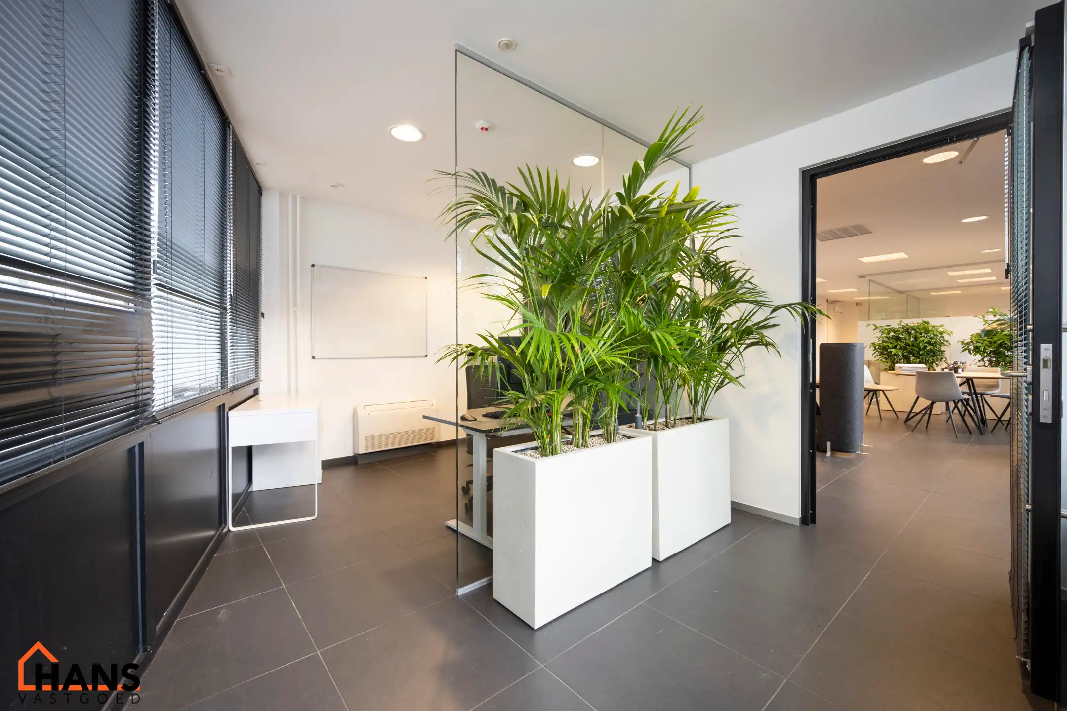 Ruim en praktisch ingedeeld kantoor met diverse mogelijkheden foto 2