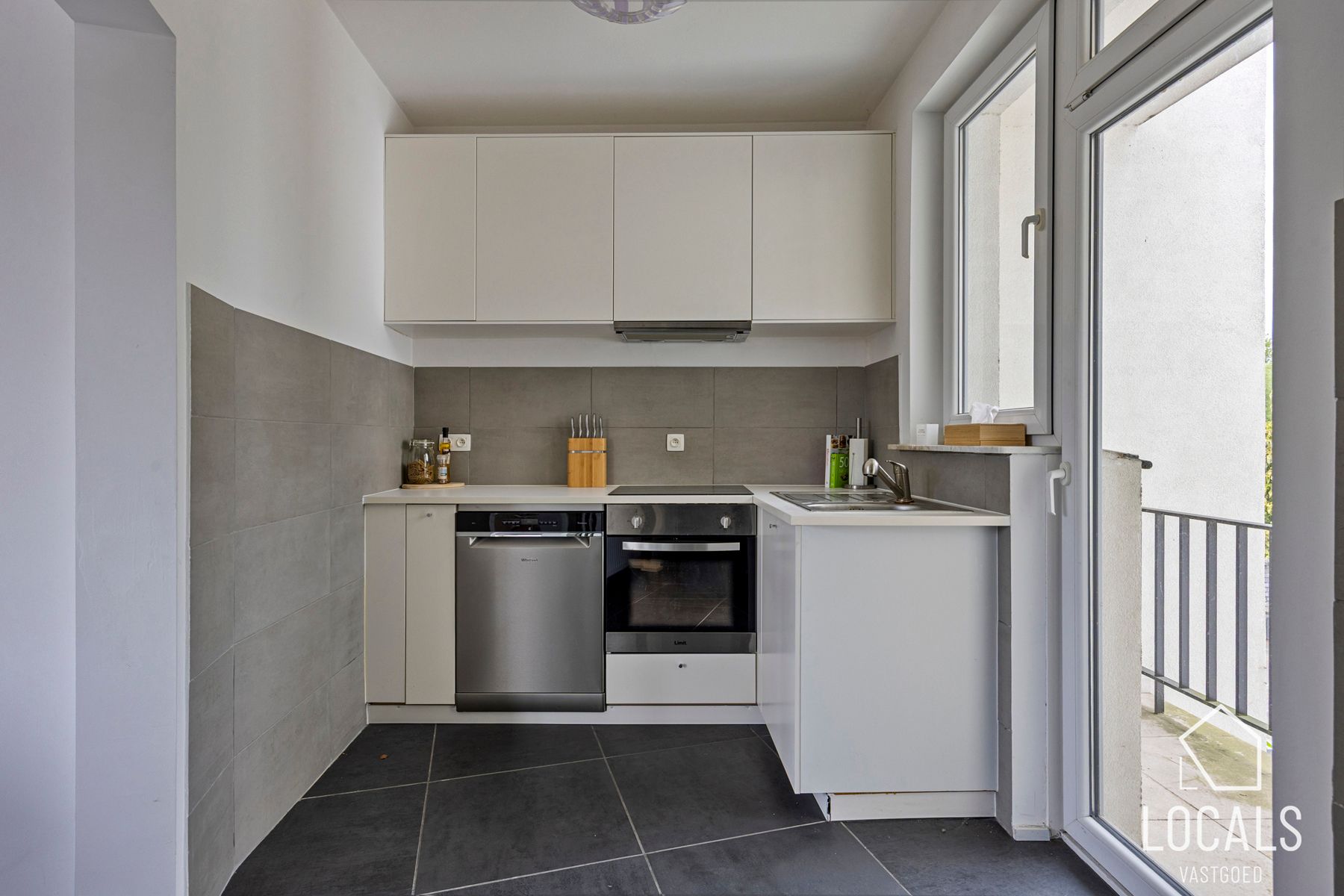 Mooi gerenoveerd 3-slaapkamerappartement te Nieuwerkerken foto 8