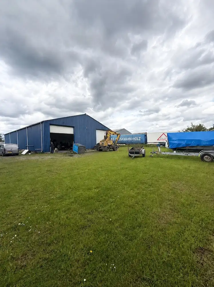 Ruime bedrijfsloods met twee sectionaalpoorten op toplocatie in Lanaken foto {{pictureIndex}}