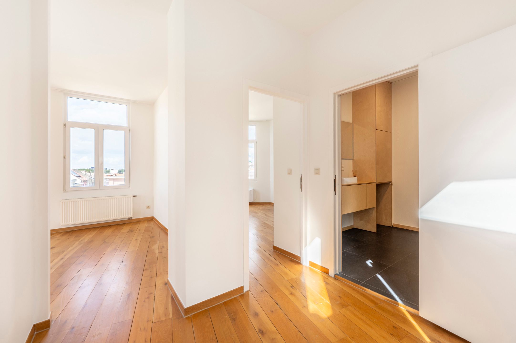 Licht, ruim en instapklaar appartement in art-deco gebouw foto 8