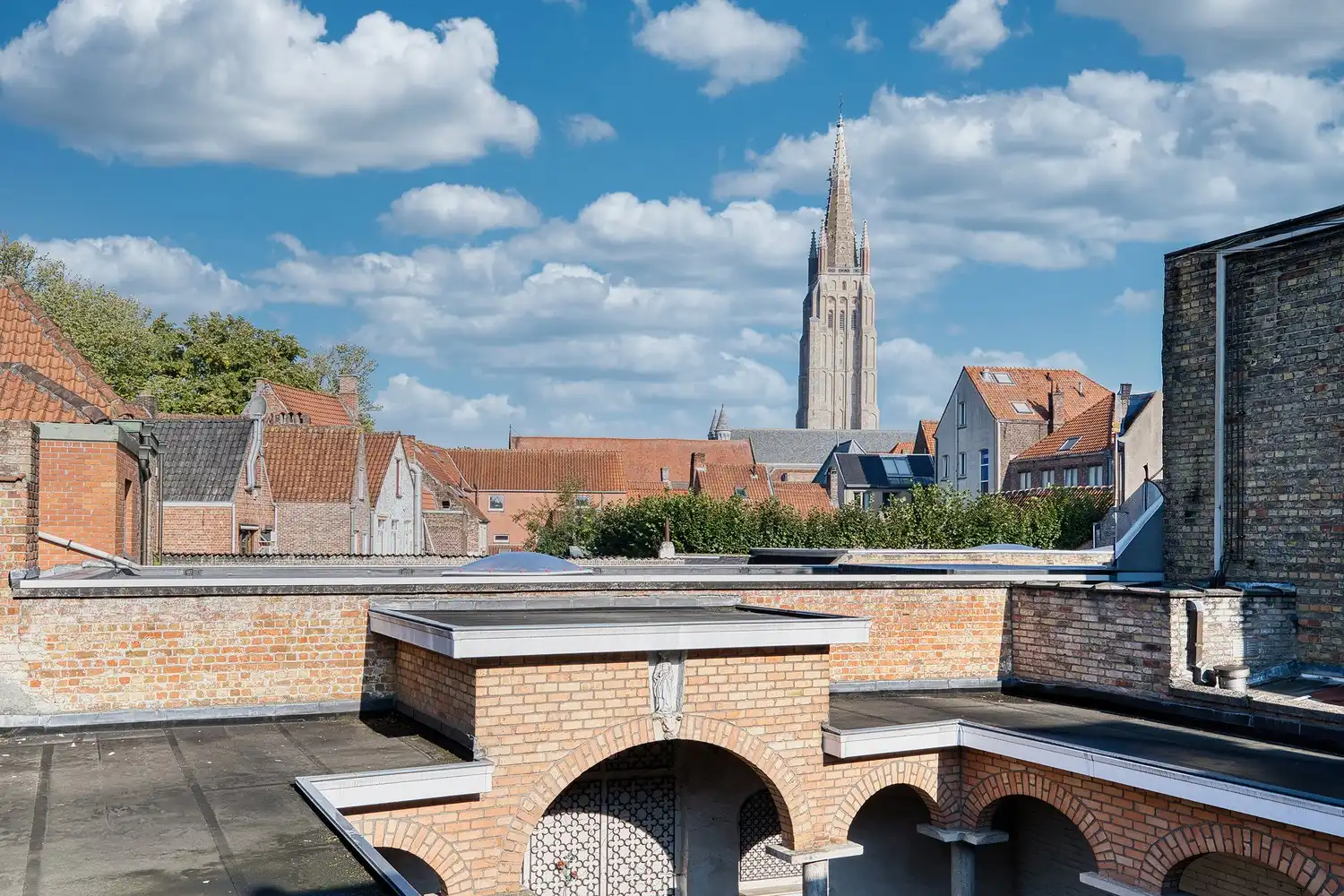 Hartje Brugge &nbsp;TOP &nbsp;TOERISTISCHE LIGGING , in de GOUDEN DRIEHOEK, Uitzonderlijk HANDELSPAND ( gevelbreedte 11 meter) &nbsp; &nbsp; &nbsp; &nbsp; &nbsp; &nbsp; &nbsp; &nbsp; &nbsp; &nbsp; &nbsp; &nbsp;&nbsp; LICHTRIJKE WINKELRUIMTE ,uitgevend op &nbsp;Exclusieve STADSPATIO met overdekte rondgang van 105m²+ GARAGE van 30 m² UNIEK&nbsp; IN BRUGGE op dergelijke ligging ! ERBOVEN lichtrijk ruim APPARTEMENT met zonneterras, foto 21