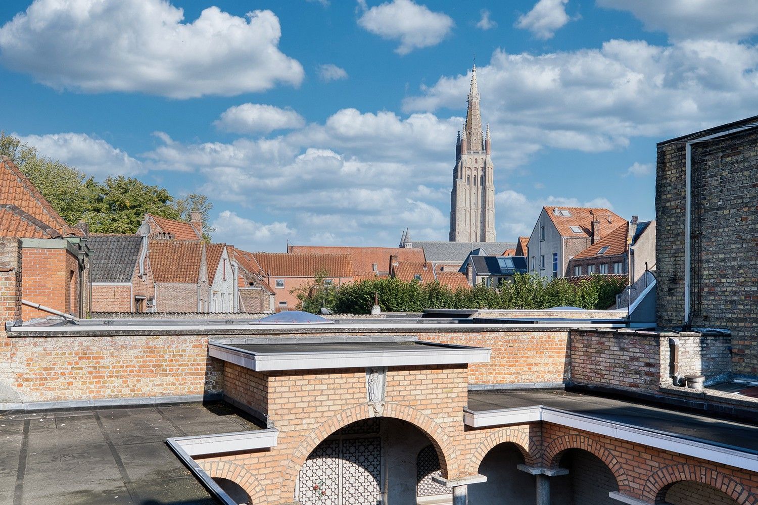 Hartje Brugge  TOP  TOERISTISCHE LIGGING , in de GOUDEN DRIEHOEK, Uitzonderlijk HANDELSPAND ( gevelbreedte 11 meter)                          LICHTRIJKE WINKELRUIMTE ,uitgevend op  Exclusieve STADSPATIO met overdekte rondgang van 105m²+ GARAGE van 30 m² UNIEK  IN BRUGGE op dergelijke ligging ! ERBOVEN lichtrijk ruim APPARTEMENT met zonneterras, foto 16