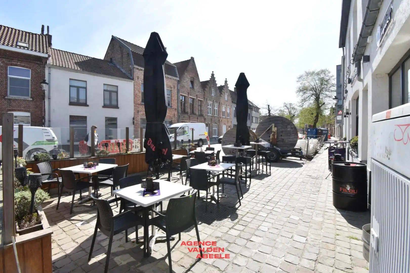 Handelspand bestaande uit eethuis met café en privé woonst foto 3