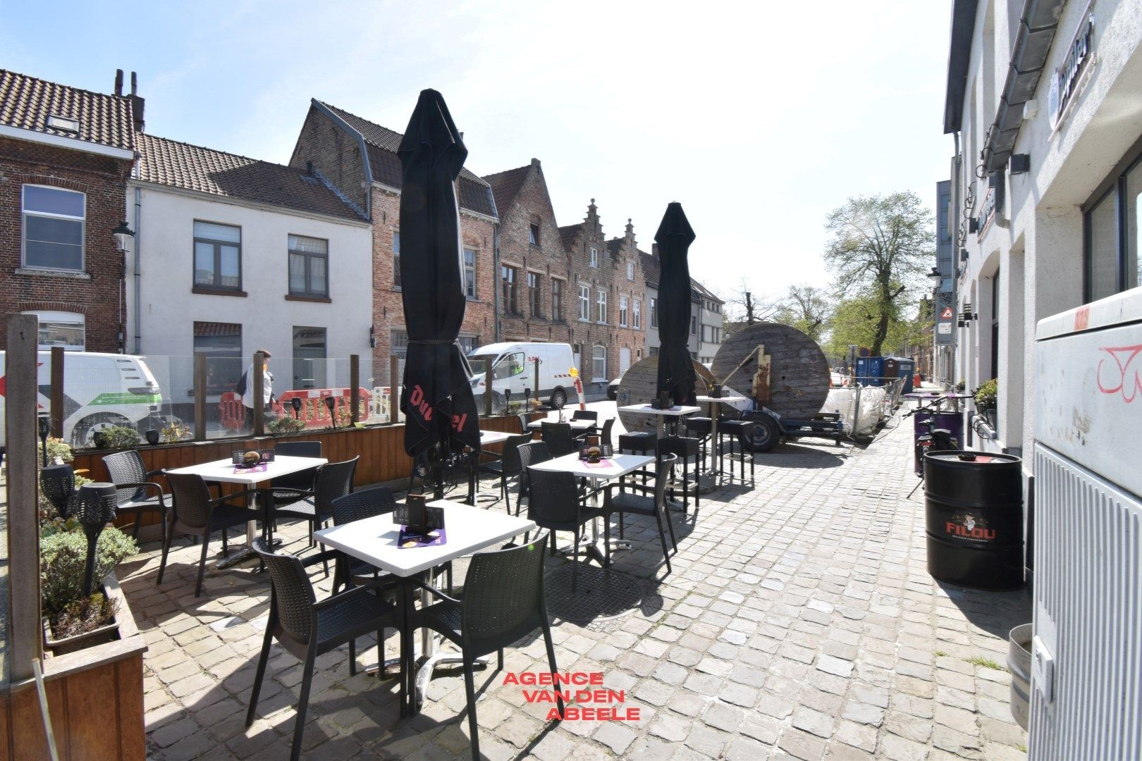 Handelspand bestaande uit eethuis met café en privé woonst foto 3