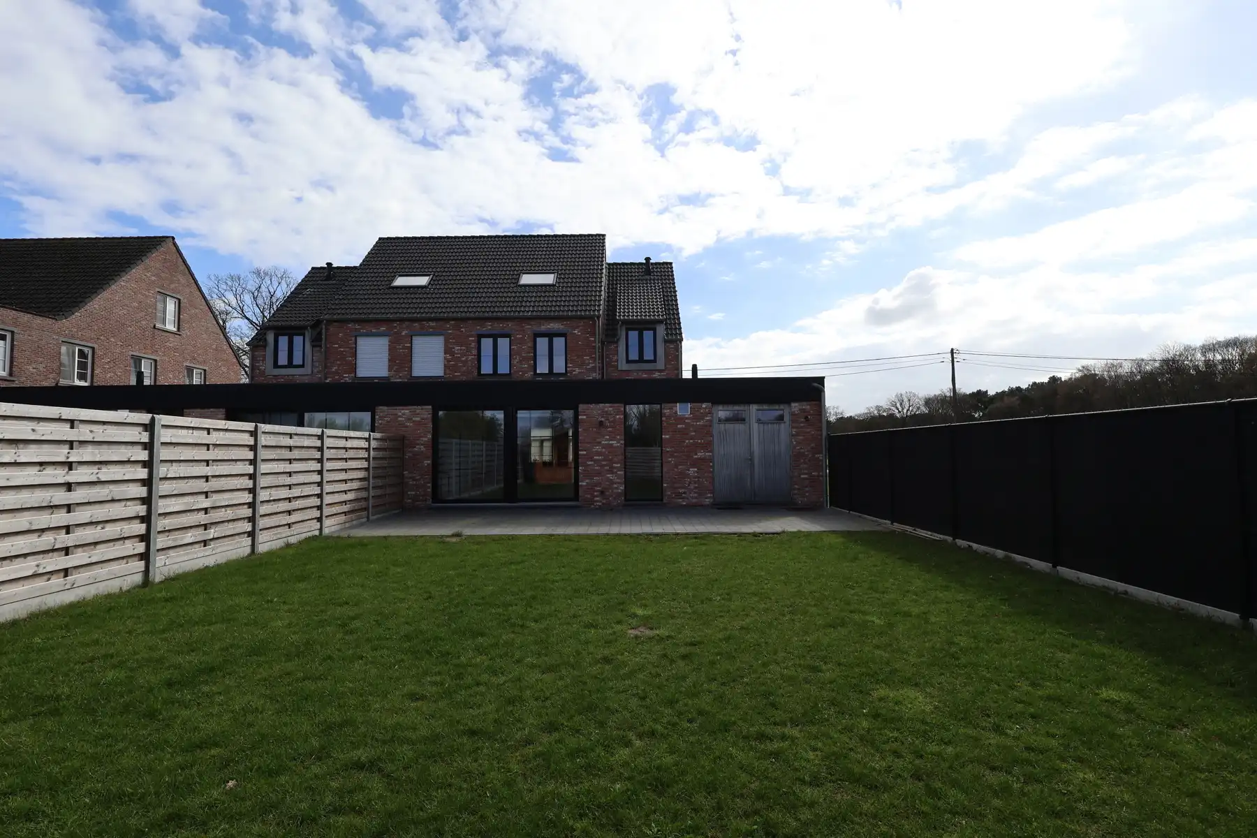 Een ruime nieuwbouwwoning met 3 slaapkamers, terras, tuin en garage.  foto 18