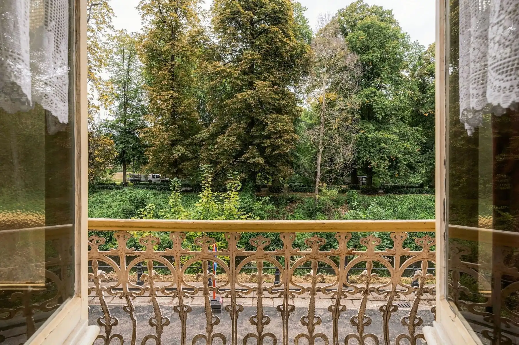 Te renoveren neoclassicistische woning op de rand van Bruge foto 2