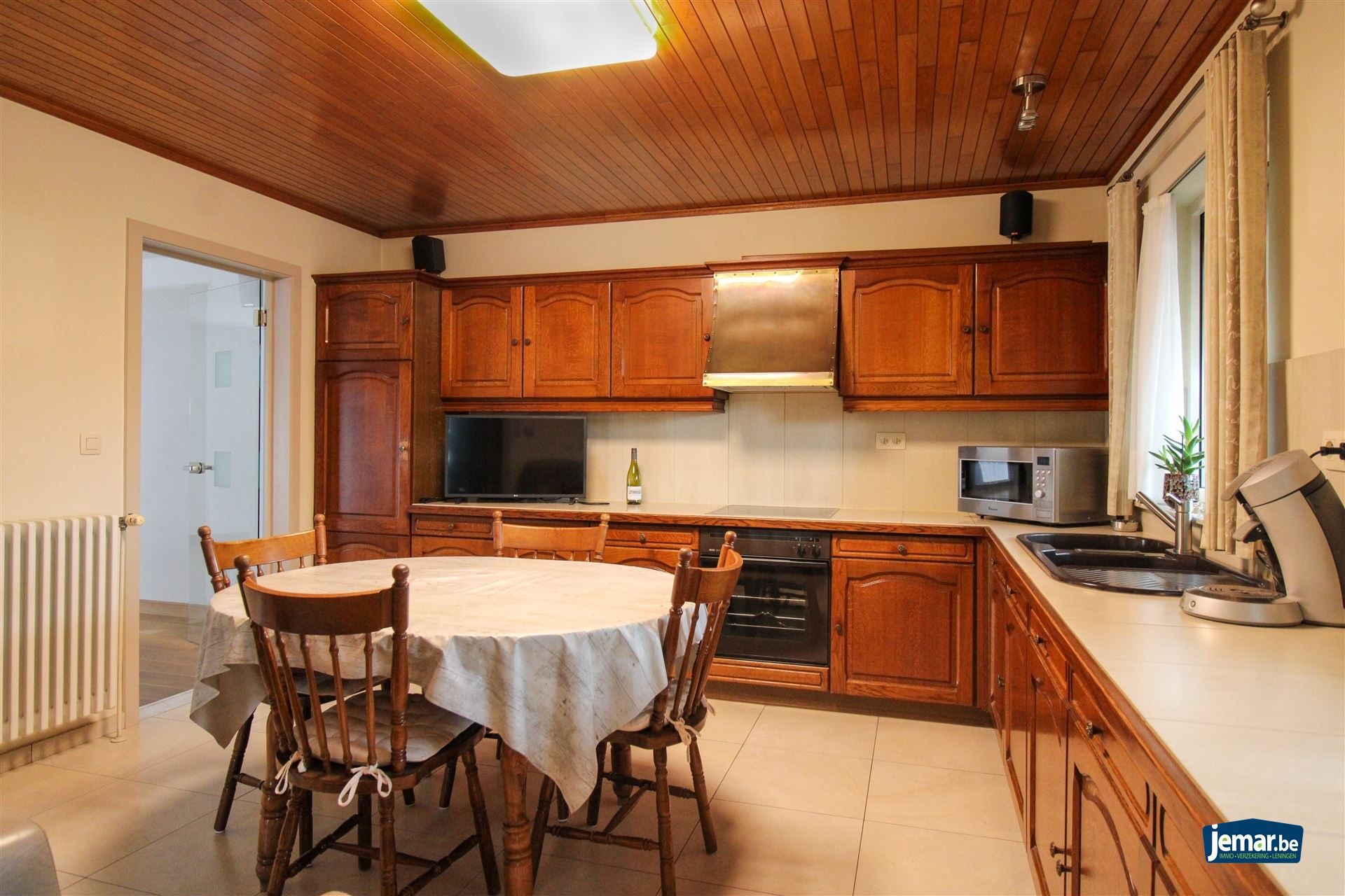 Instapklare en perfect onderhouden woning met 3 slaapkamers, 2 badkamers en een prachtige tuin van 6a74ca  in hartje Maasmechelen! foto 3