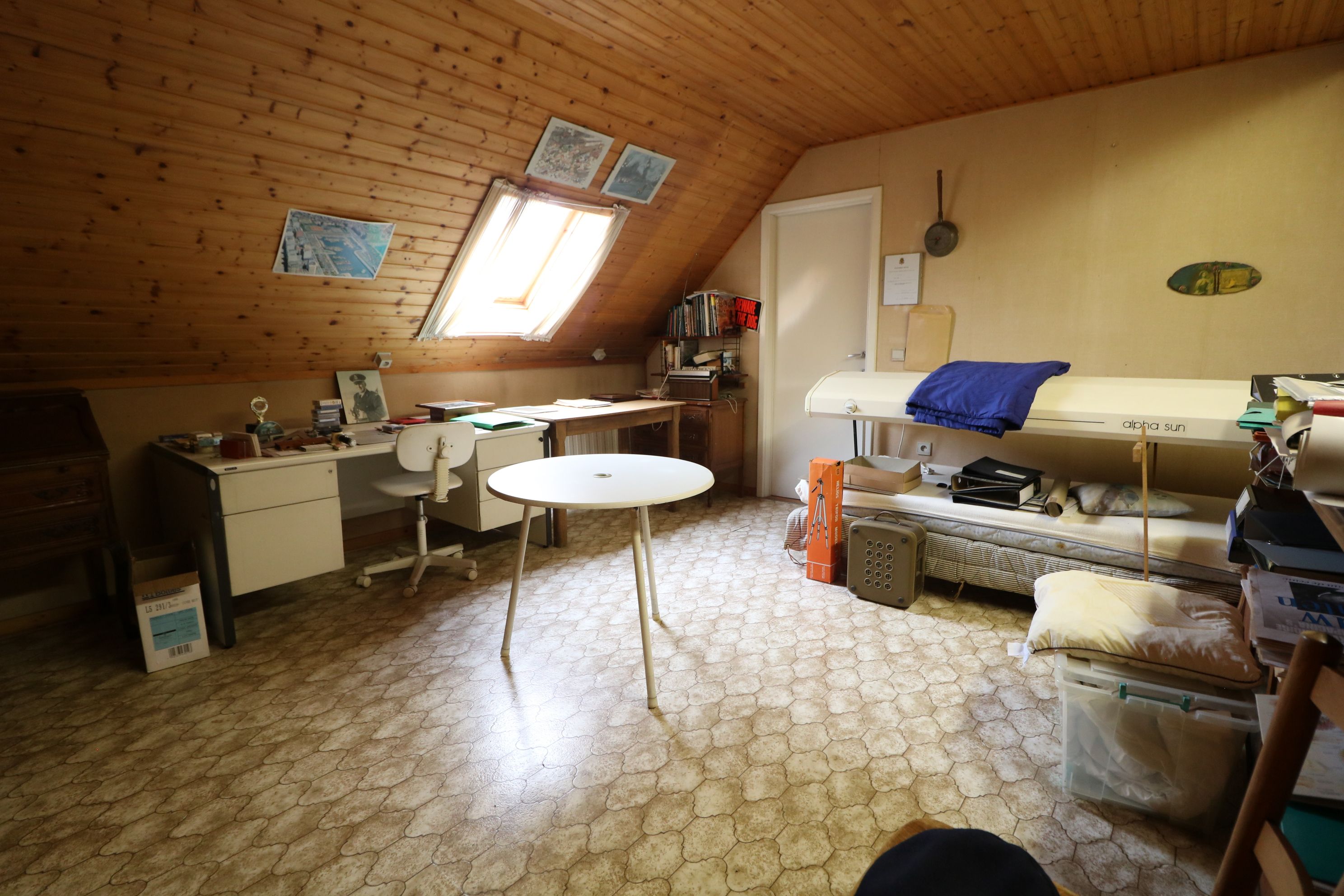  Zeer ruime woning met 5 slaapkamers, garages (8 wagens) en werkplaats. foto 12