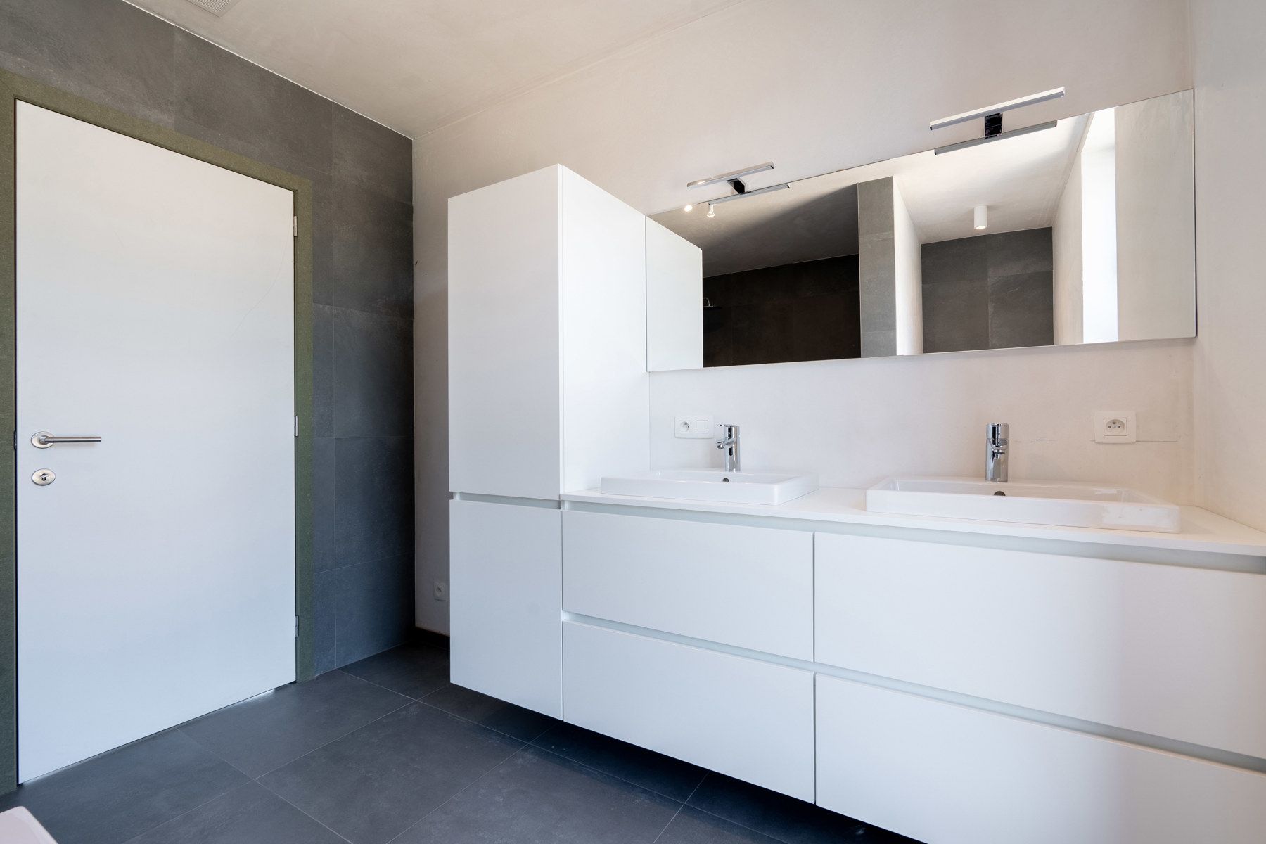 Prachtige nieuwbouwwoning in heel rustige straat te huur! foto 9