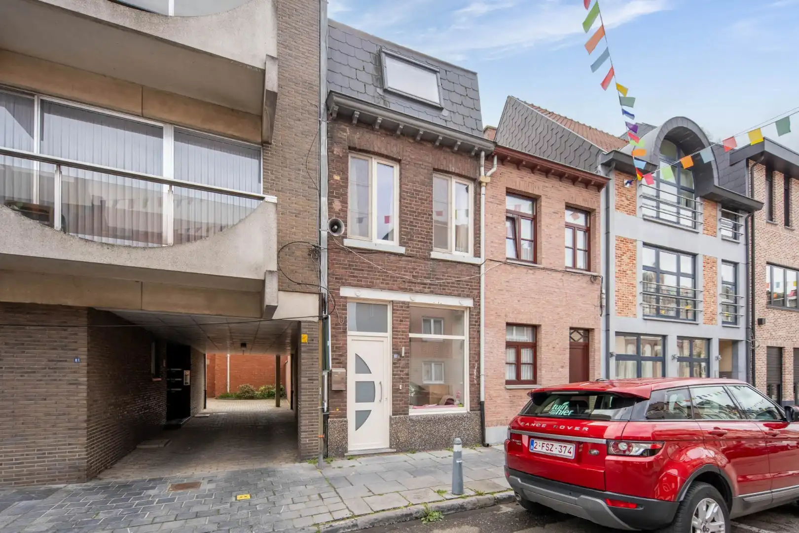 Hoofdfoto van de publicatie: Een knusse rijwoning met tuintje en 3 slaapkamers, gelegen pal in het centrum van Maaseik.