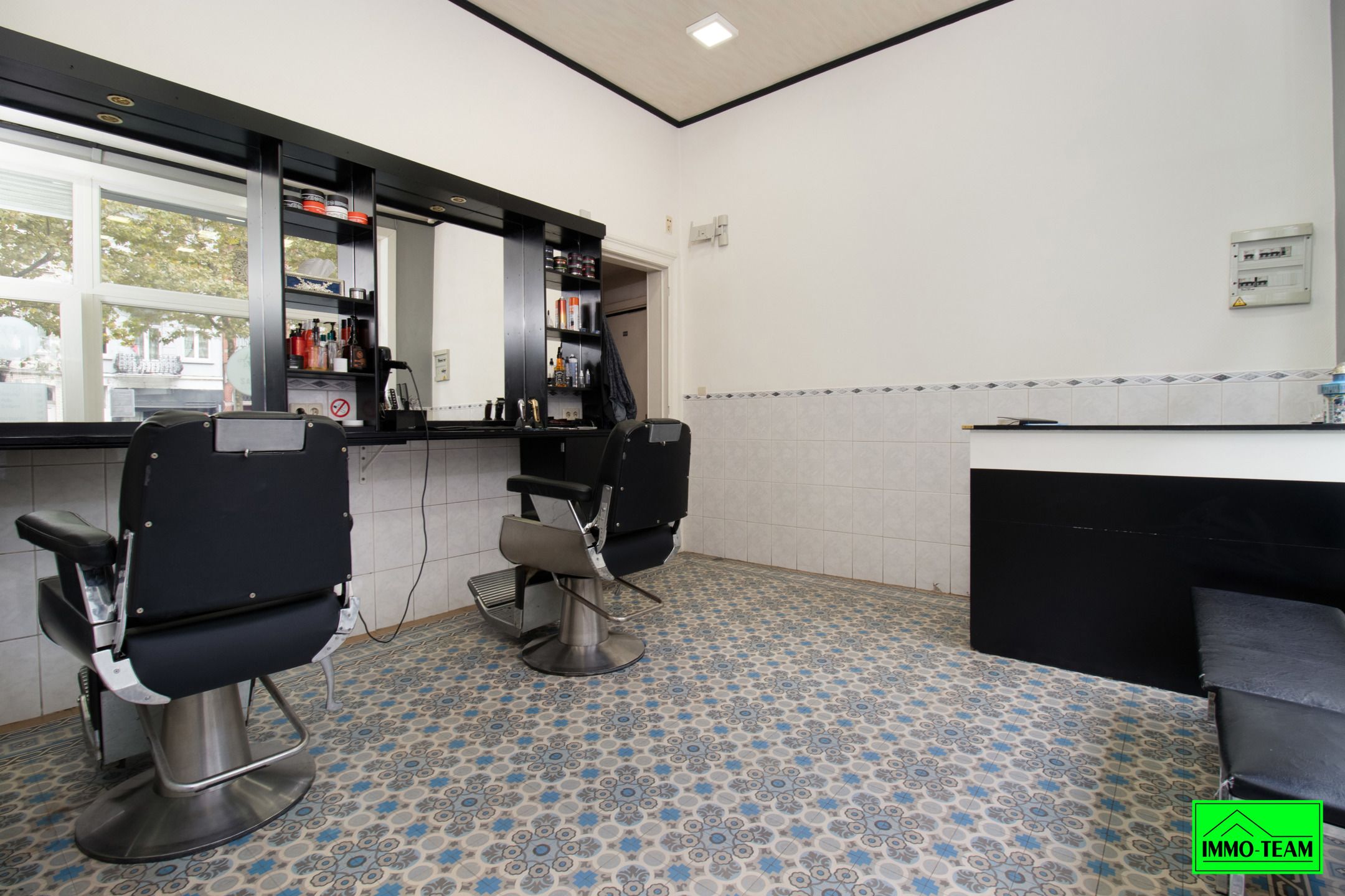 Opbrengsteigendom met handelszaak en 2 duplexappartementen foto 2