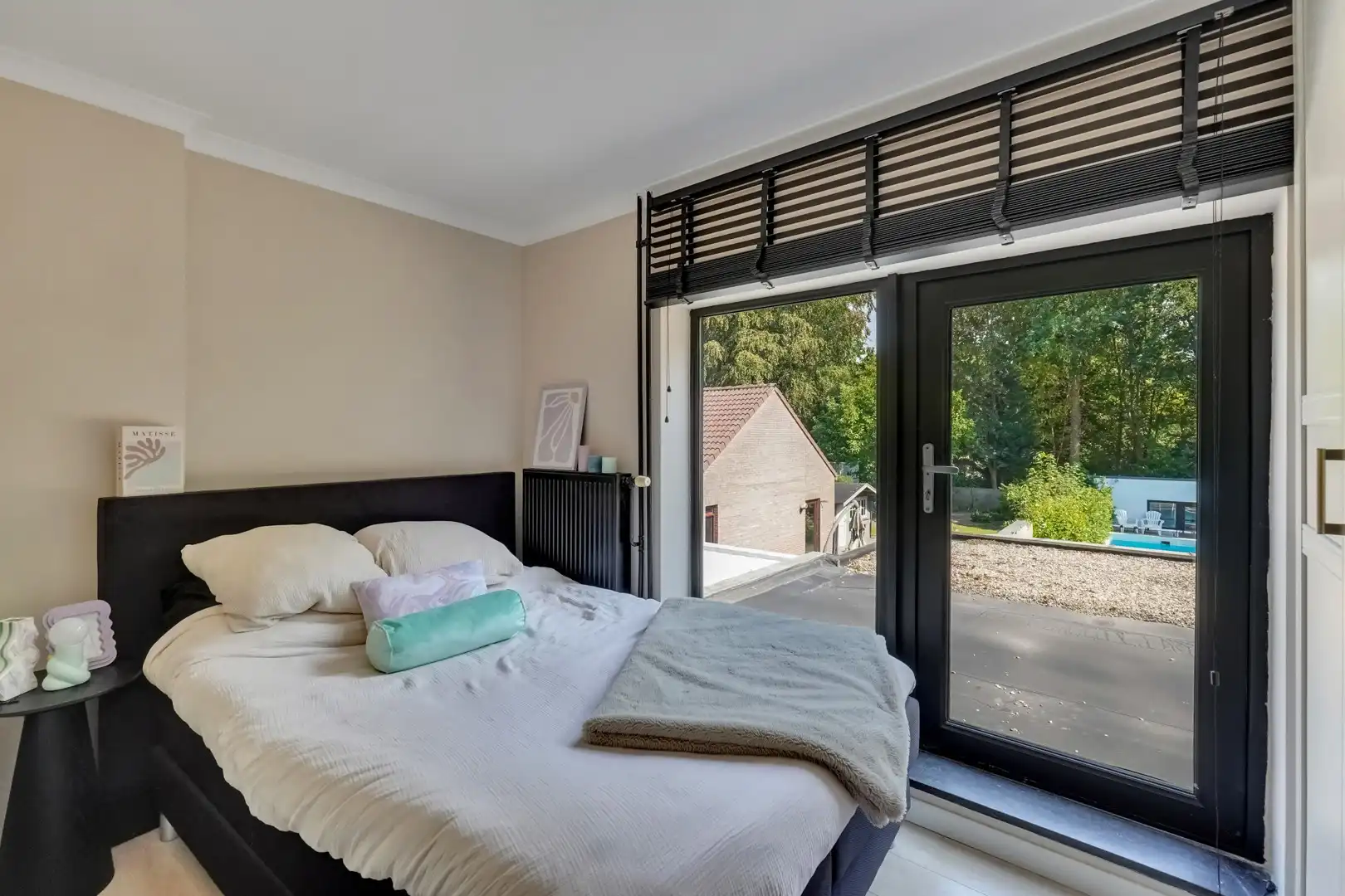 INSTAPKLARE GEZINSWONING MET ZWEMBAD, SAUNA EN RUIME TUIN OP TOPLOCATIE IN LANAKEN foto 13
