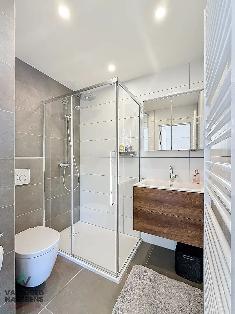 SCHITTEREND VERNIEUWDE STUDIO MET SLAAPHOEK VLAKBIJ ZEEDIJK  foto 6