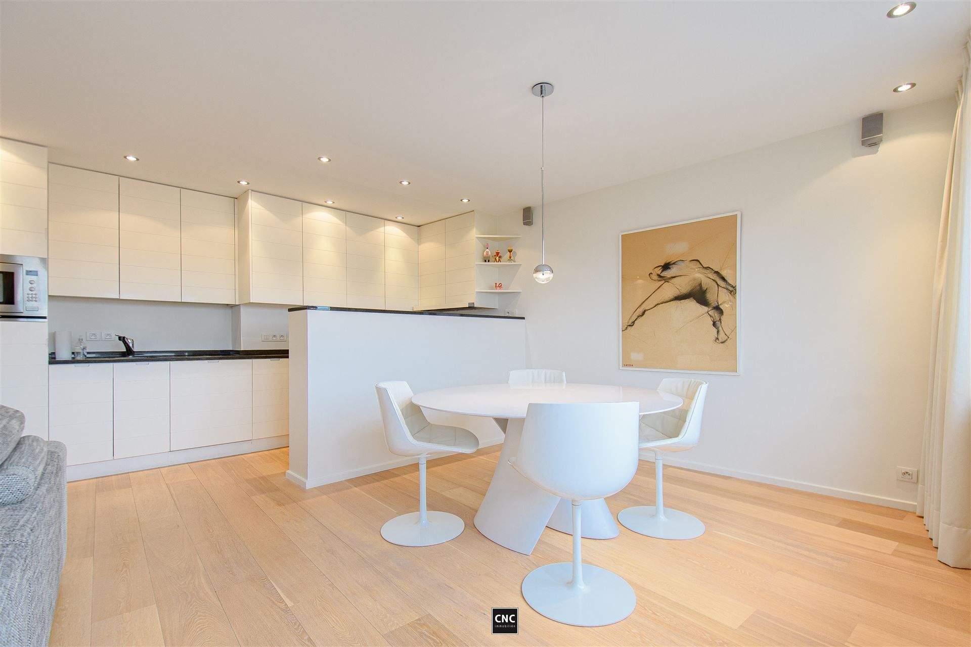 Ruim en lichtrijk appartement met zonnig terras op toplocatie in Knokke. Rustig gelegen in een karaktervolle residentie met prachtig open zicht op groen en de typische Zoute-villaatjes. foto 13
