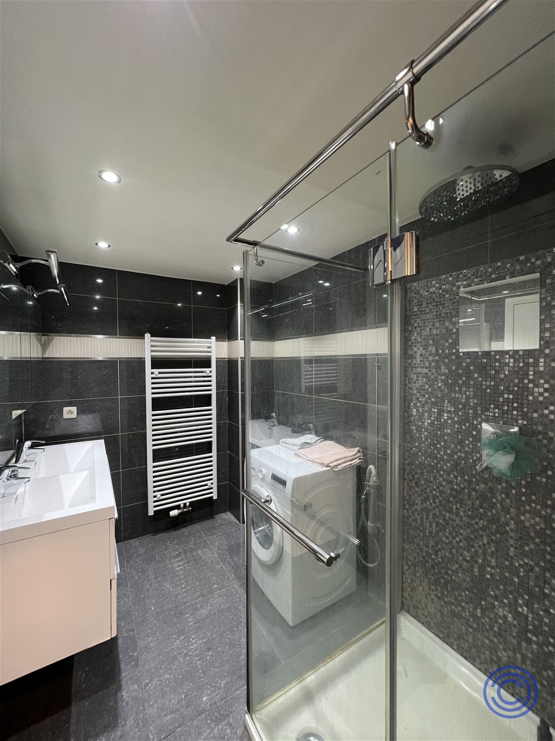 Pand met prachtig authentieke gevel bestaande uit 4 1-slpk app'en op het Eilandje foto 8