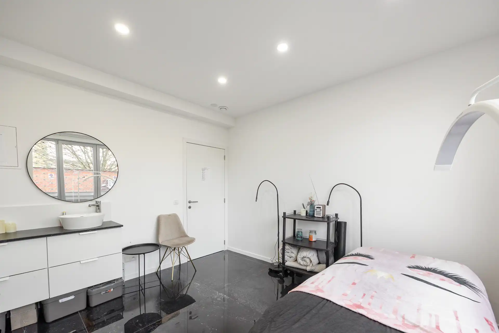 Volledig gerenoveerd beautysalon/kapsalon met 2 parkings foto 13