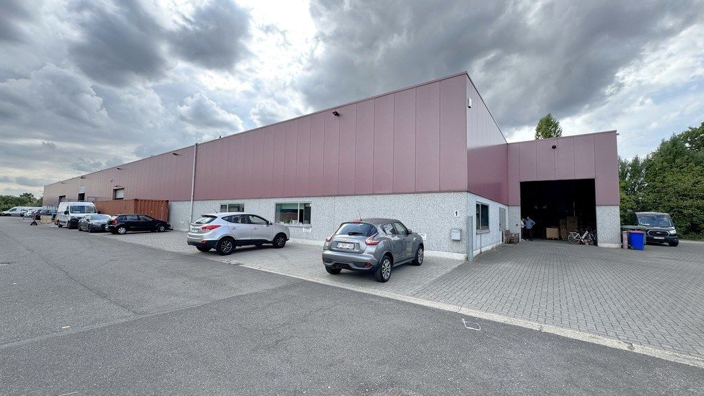 Loods met kantoor te huur nabij E313 te Wommelgem foto {{pictureIndex}}