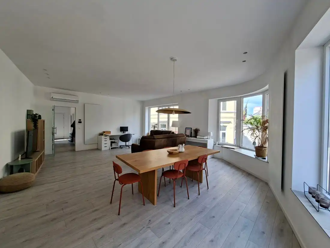 Zeer ruim gerenoveerd appartement te Hasselt foto 4