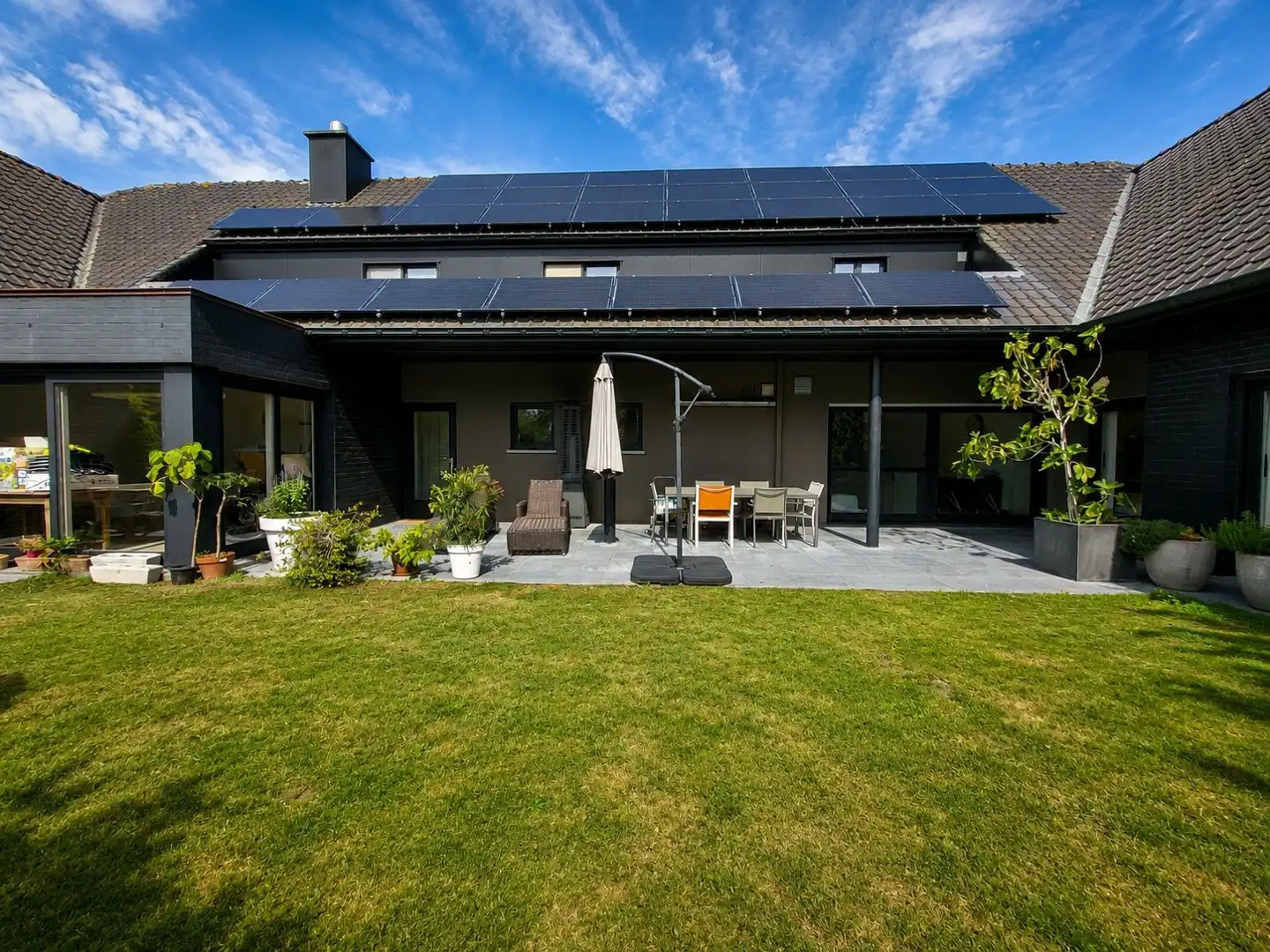 Exclusief wonen & ondernemen: imposante villa met volwaardige praktijk en aparte toegang op commerciële topligging, een perceel van 1.139 m² en met maar liefst 532 m² bewoonbare oppervlakte. foto 5