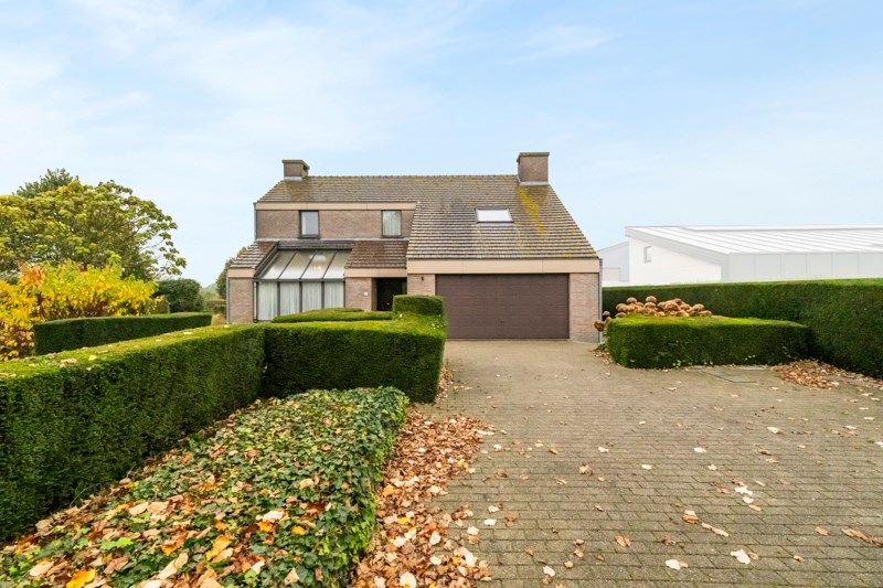 Zeer ruime gezinswoning met prachtige tuin op een perceel van 1806 m² te Gistel foto 2