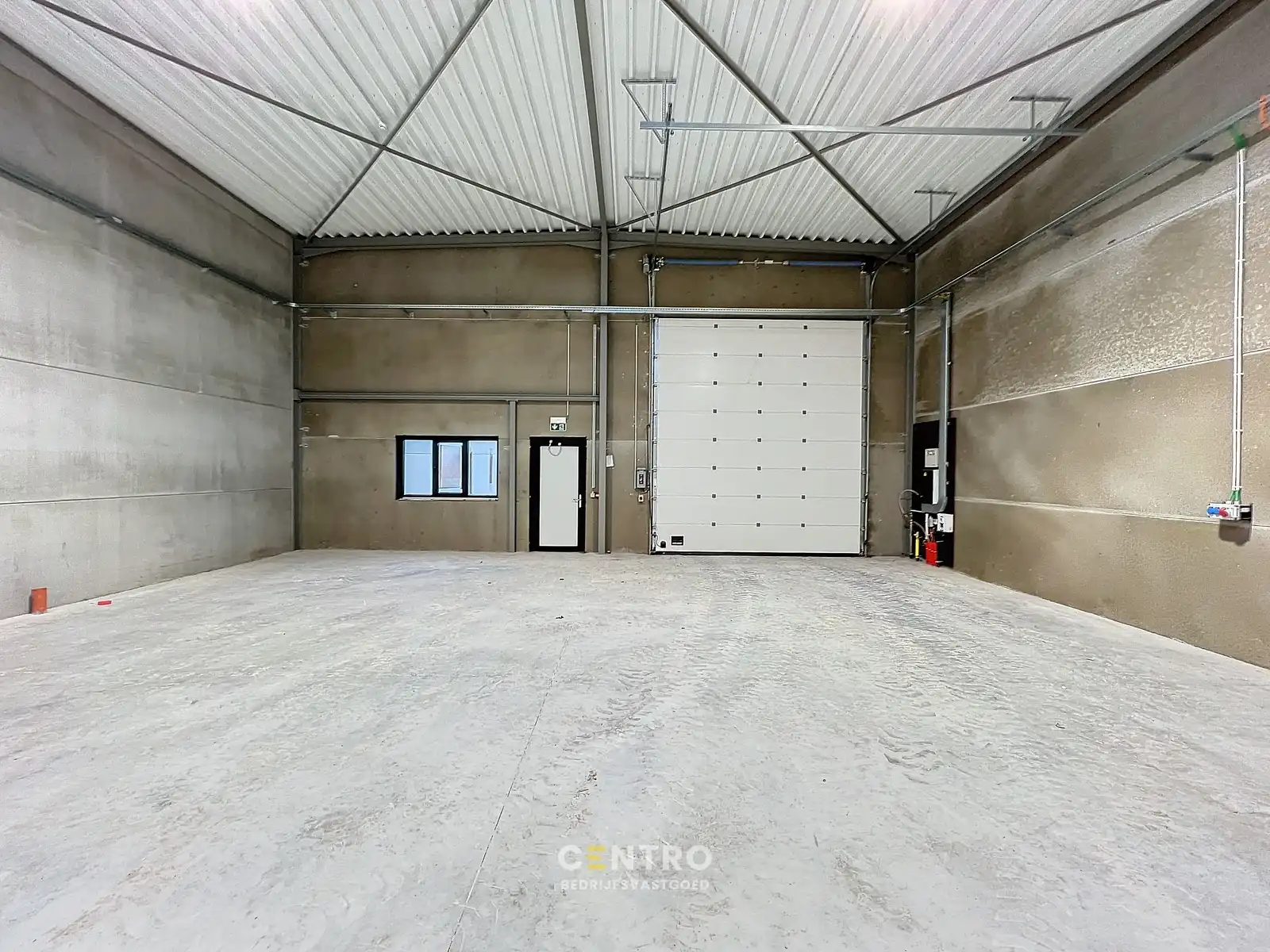 Kwalitatief en goed geïsoleerd NB MAGAZIJN (271m²), voorzien van elektrische sectionaalpoort, deur, raam (voor kantoor) en 2 private parkeerplaatsen op industriezone te Waregem. foto 4