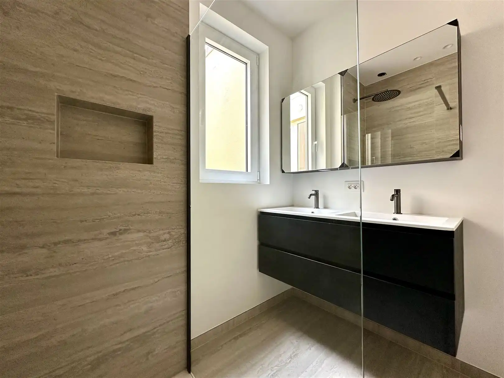 Ruim en licht 2-slaapkamerappartement met dakterras foto 13