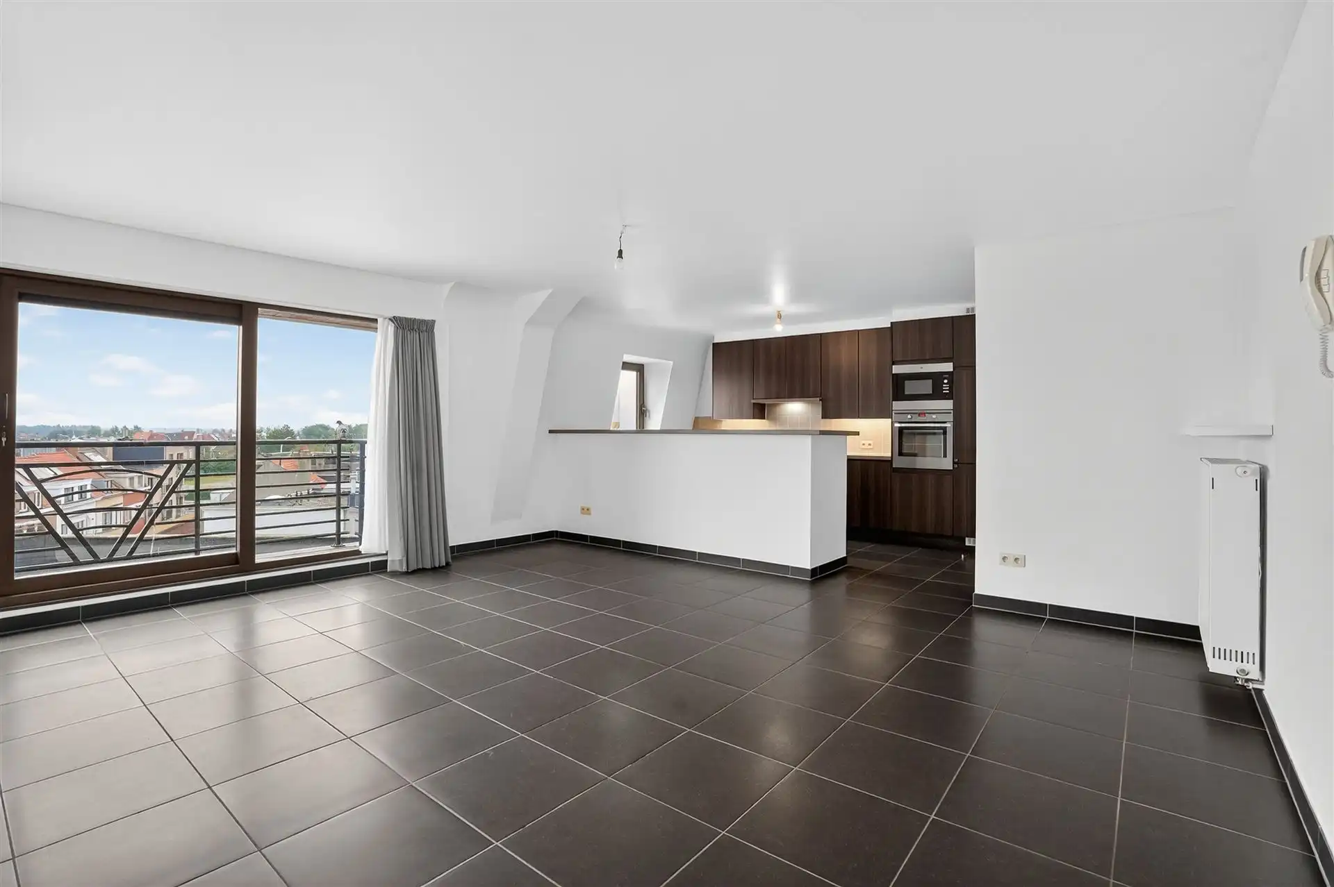 CENTRALE LIGGING / STAANPLAATS foto 11