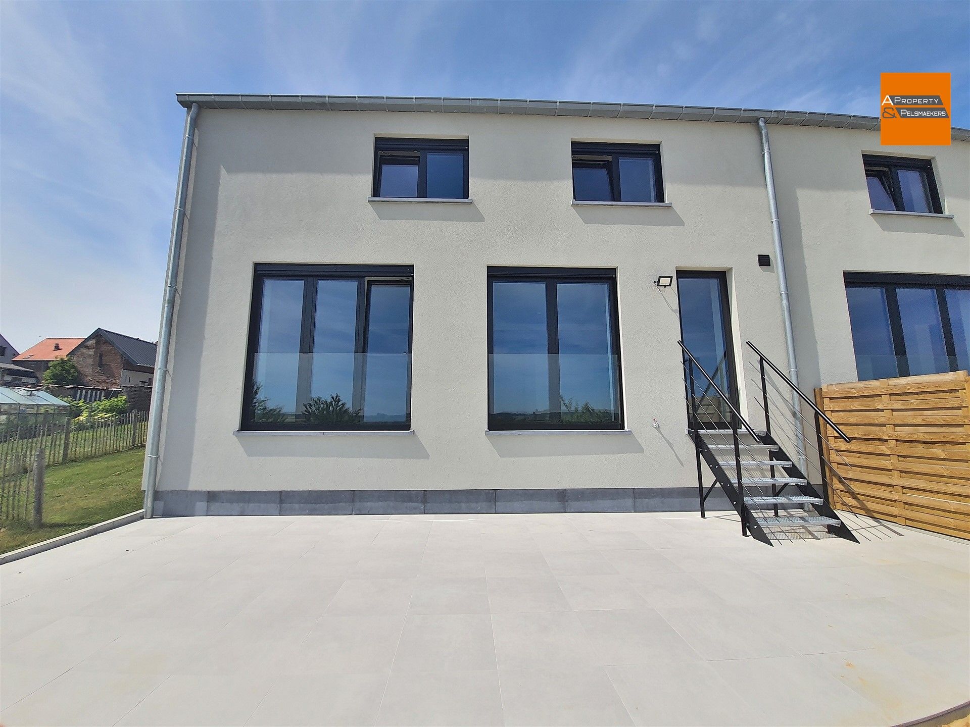Nieuwbouw woning met 3 slaapkamers en tuin op toplocatie foto {{pictureIndex}}