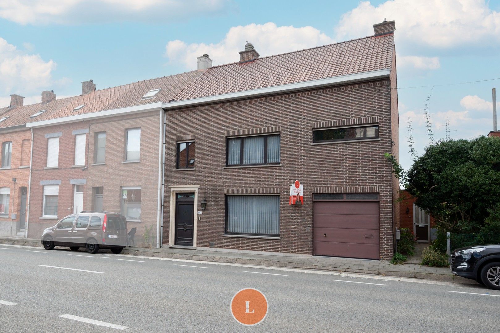 Ruime gezinswoning met grote tuin en uitweg te koop in Menen. foto {{pictureIndex}}